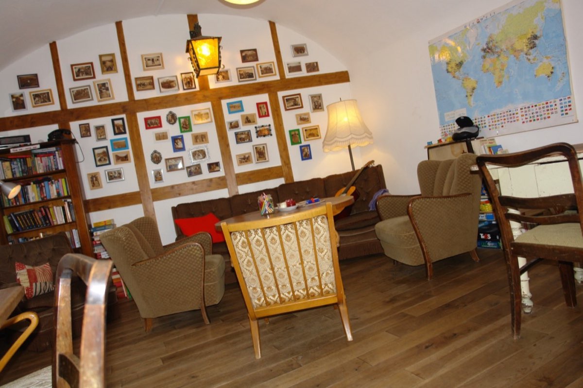 The living room at Lotte – The Backpackers